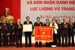 Phó Chủ tịch nước Nguyễn Thị Doan trao tặng danh hiệu Anh hùng LLVTND thời kỳ chống Mỹ cứu nước cho Báo Nhân dân.